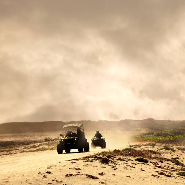 먼지가 많은 풍경에 오프로드 차량의 그룹 - off road vehicle quadbike motocross desert 뉴스 사진 이미지