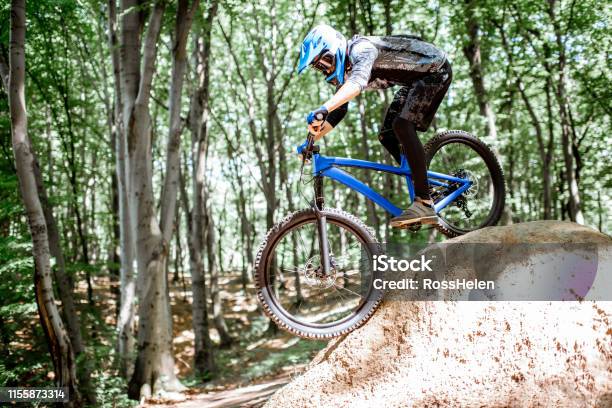 Ciclista Cabalgando Extremadamente En El Bosque Foto de stock y más banco de imágenes de Motociclista - Motociclista, Accesorio de cabeza, Actividad