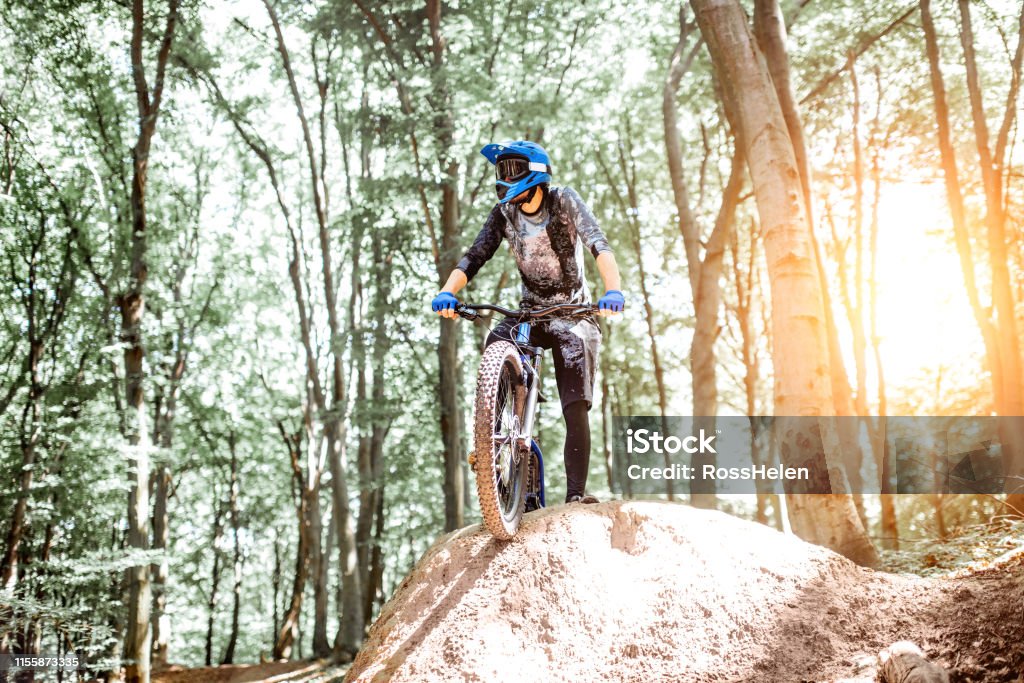 Ciclista profesional cabalgando en el bosque - Foto de stock de Accesorio de cabeza libre de derechos