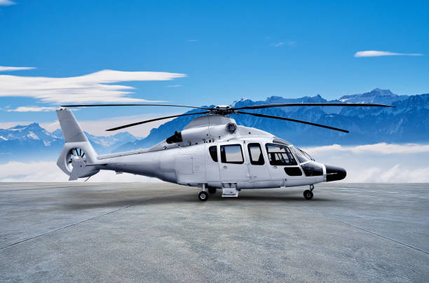 elicottero sul grembiule del parcheggio al giorno di sole - airfield mountain snow airport foto e immagini stock