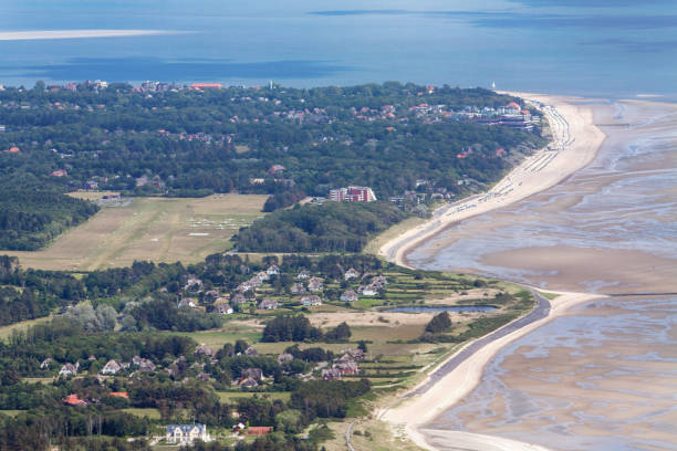 insel foehr, luftaufnahme des nationalparks schleswig-holsteinisches wattenmeer in deutschland - ebb tide stock-fotos und bilder