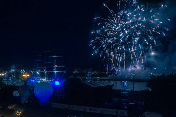 fuegos artificiales festivos tradicionales en los días del mar en szczecin, polonia - industrial ship flash fotografías e imágenes de stock