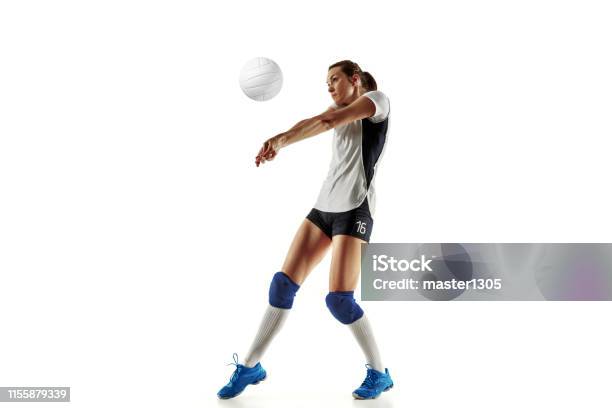 Junge Volleyballerin Auf Weißem Studiohintergrund Isoliert Stockfoto und mehr Bilder von Volleyball - Mannschaftssport