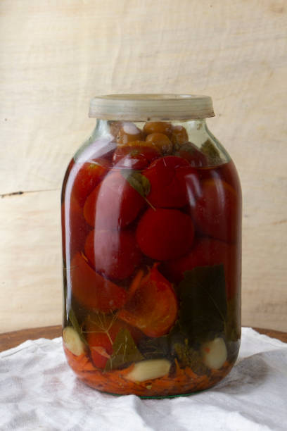 지하실의 나무 선반에 통조림 토마토의 유리 항아리 - relish jar condiment lid 뉴스 사진 이미지
