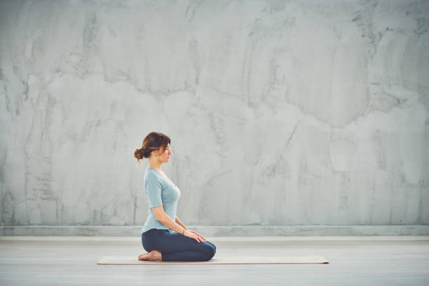 mujer haciendo yoga. - sitting upright fotografías e imágenes de stock