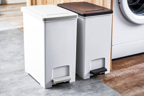 istock Trash can placed next to the washing machine 1155893213