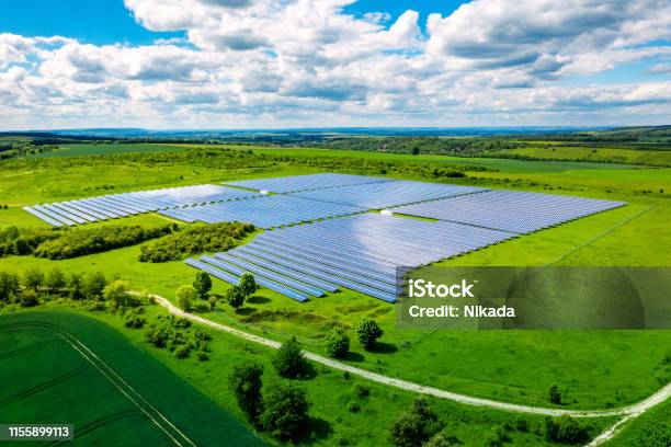 Luchtfoto Over Zonnecellen Energie Boerderij In Platteland Landschap Stockfoto en meer beelden van Zonnepaneel