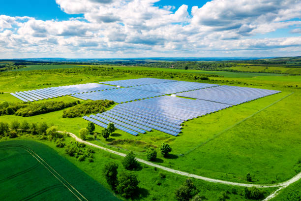aerial view over solar cells energy farm in countryside landscape - módulo lunar imagens e fotografias de stock