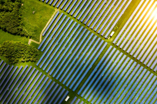 widok z lotu ptaka na farmę energetyczną ogniw słonecznych w krajobrazie wiejskim - aerial view mid air farm field zdjęcia i obrazy z banku zdjęć