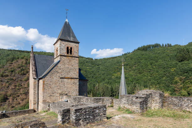 ruine de château et village de tour d'église esch-sur-sure au luxembourg - esch sur sûre photos et images de collection