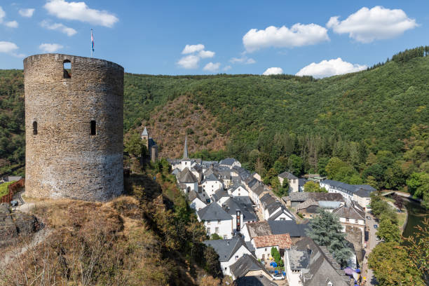 vue aérienne sur la ruine du château et le village d'esch-sur-sure au luxembourg - esch sur sûre photos et images de collection
