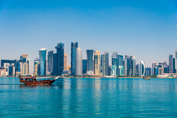 doha, katar-skyline von doha mit dhow - museum of islamic art doha stock-fotos und bilder