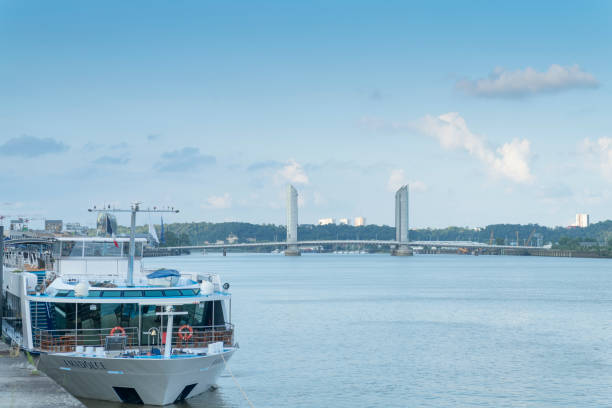 ポン・ジャック・ chaban ・デルマス橋とボルドーのガロンヌ川のボート - vertical lift bridge ストックフォトと画像