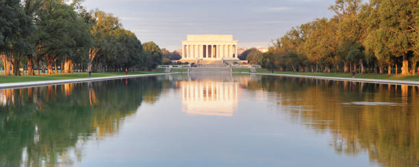 The lincoln memorial and the reflecting pool (Washington DC).