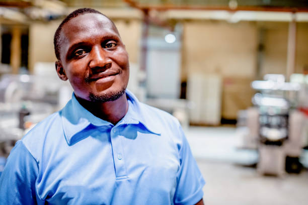portret kierownika fabryki w afryce - warehouse manager place of work portrait zdjęcia i obrazy z banku zdjęć
