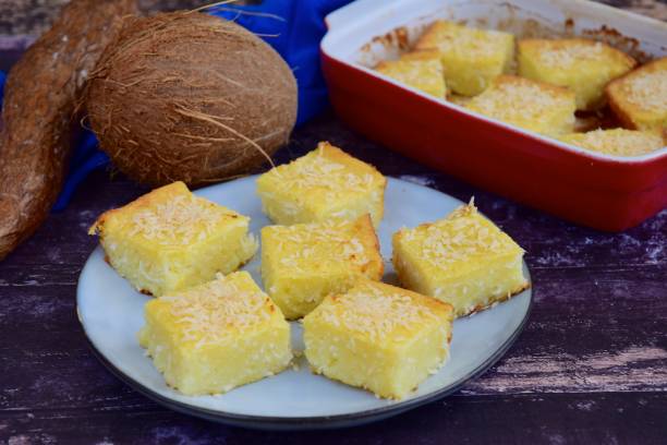 Gâteau de noix de coco de manioc doux cuit sans gluten, coupé en carré - Photo