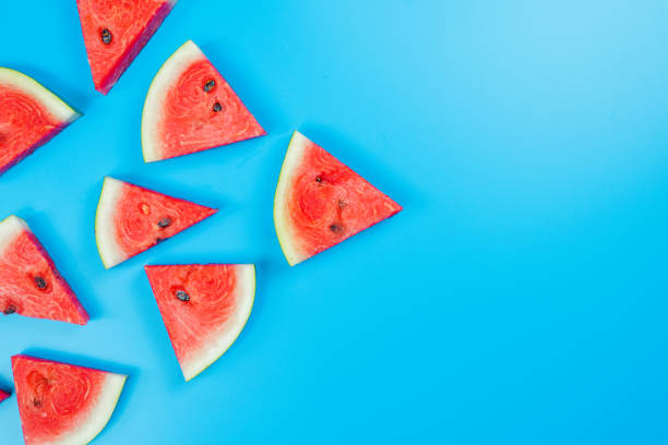 ウェブバナーと最小フラットレイパステルカラーの背景に新鮮なスイカと松のリンゴと夏の果物のグループのための創造的なデザイン - strawberry fruit isolated freshness ストックフォトと画像