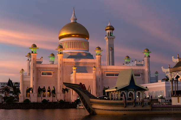 istock Omar Ali Saifuddien Mosque in Brunei Darussalam 1155913831