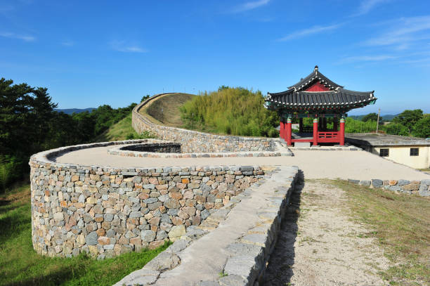 architecture traditionnelle coréenne de forteresse de janggieupseong dans pohang, kore du sud - pohang photos et images de collection