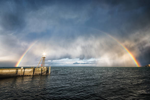 предупреждение маяка от входящего шторма на озере констанция - storm lighthouse cloudscape sea стоковые фото и изображения