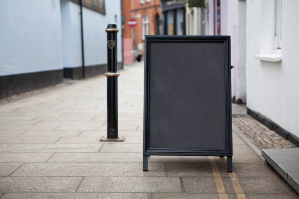 señal de la calle de pizarra de la acera - sidewalk cafe fotografías e imágenes de stock