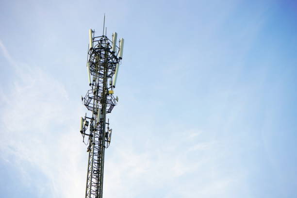 torre de telecomunicaciones con fondo de cielo azul claro - moody sky audio fotografías e imágenes de stock