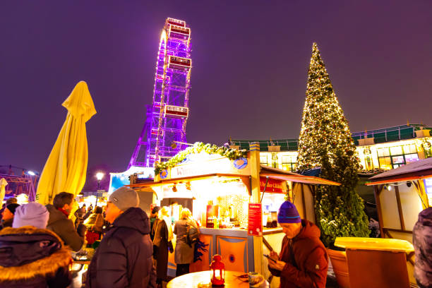 parc de prater de vienne, autriche. scène de nuit de la célèbre destination touristique. atraction drôle, grande roue de vienne et montagnes russes géantes. - vienna ferris wheel night prater park photos et images de collection