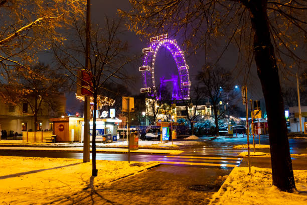 parc de prater de vienne, autriche. scène de nuit de la célèbre destination touristique. atraction drôle, grande roue de vienne et montagnes russes géantes. - vienna ferris wheel night prater park photos et images de collection