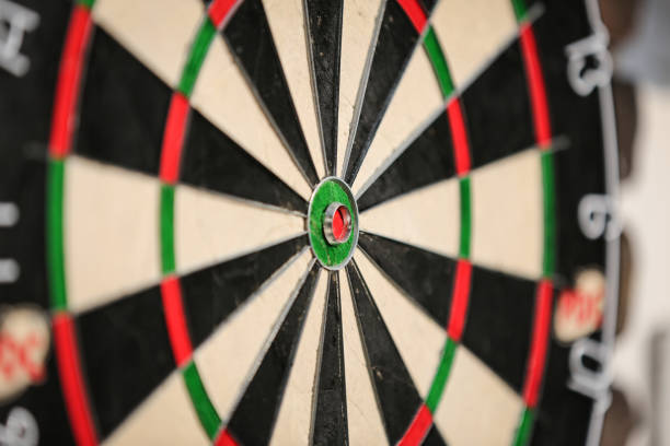 bulls eye dartboard close up - bulls eye fotos imagens e fotografias de stock