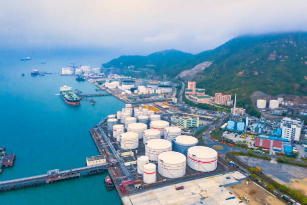 aerial view of oil storage tank and pipeline steel and oil tanker - oil storage tank storage compartment fuel and power generation imagens e fotografias de stock