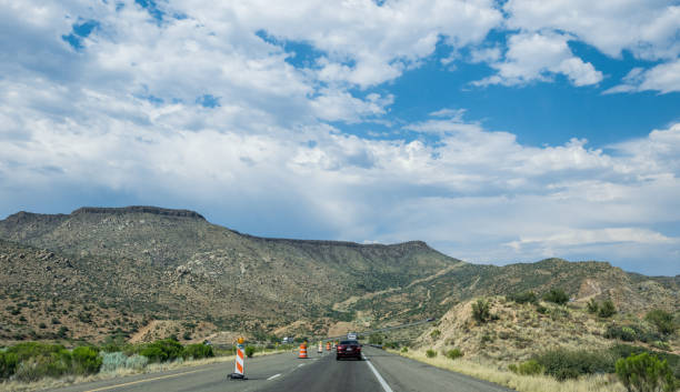 paysage désertique de l'arizona et trafic de voiture sur l'autoroute en route vers kingman, etats-unis - road trip sign journey route 66 photos et images de collection