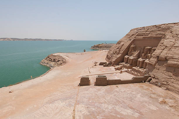 вид на абу-симбел на озеро насер - abu simbel стоковые фото и изображения