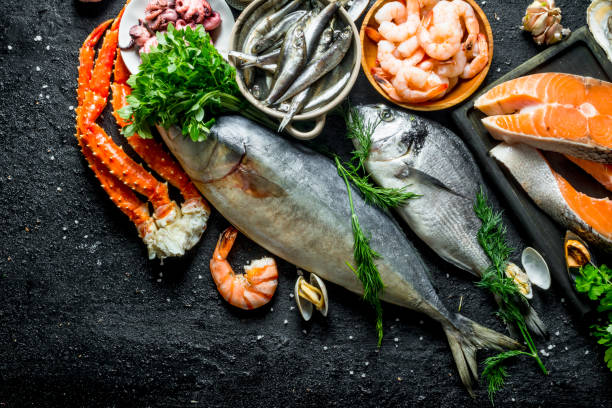 filete de salmón en una tabla de cortar con mariscos. - food dining cooking multi colored fotografías e imágenes de stock