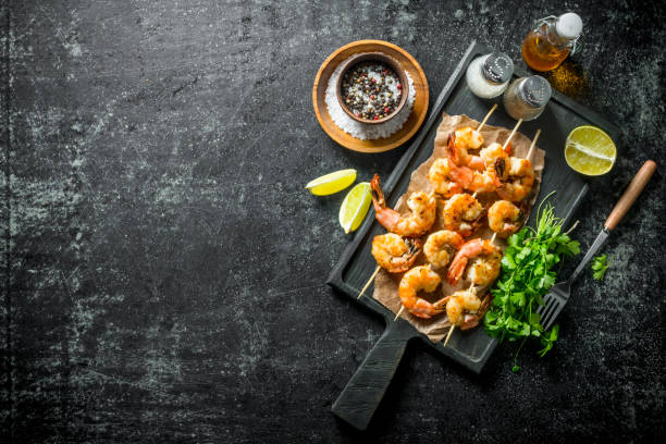 krewetki na szaszłykach z pietruszką, przyprawami i plasterkami limonki. - prepared shrimp prawn grilled lime zdjęcia i obrazy z banku zdjęć