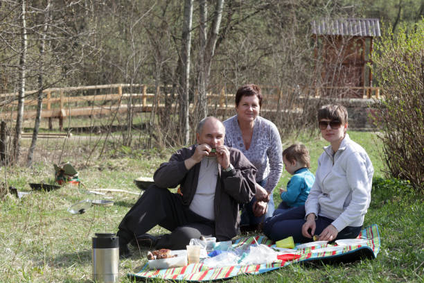 istock Family resting on picnic 1155951031