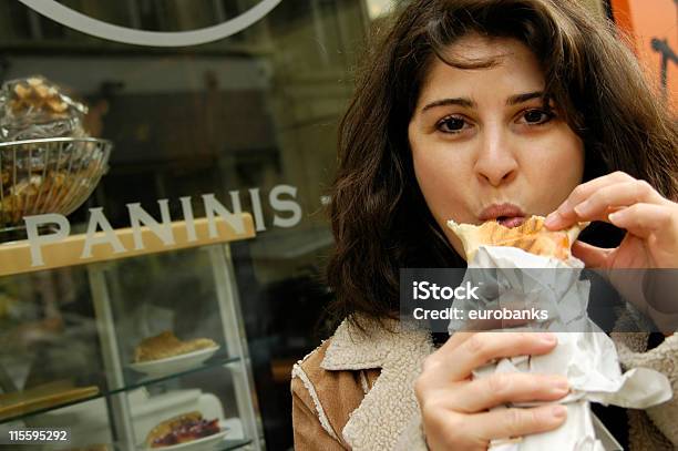 Mujer Comiendo Panini Foto de stock y más banco de imágenes de Panini - Panini, 30-39 años, 40-49 años