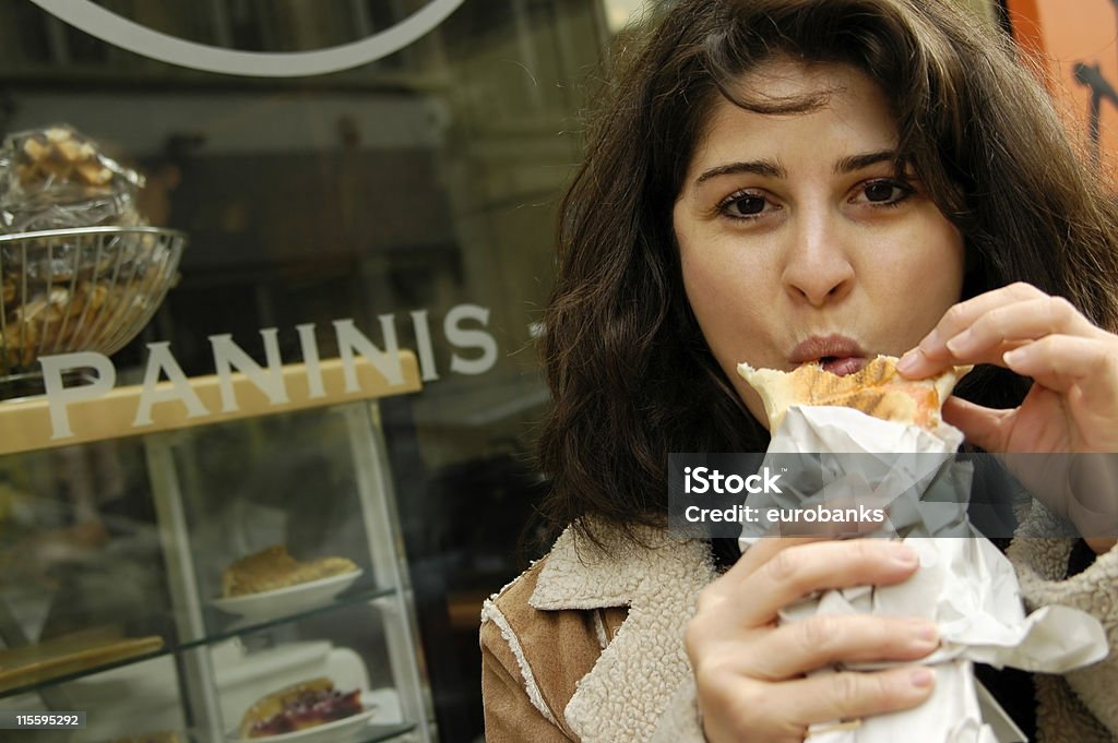 Mulher comendo Panini - Foto de stock de Panini royalty-free