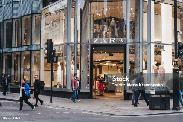 Gente Caminando Frente A La Tienda Zara En Oxford Street Londres Reino Unido Foto de stock y más banco de imágenes de Oxford Street - Westminster