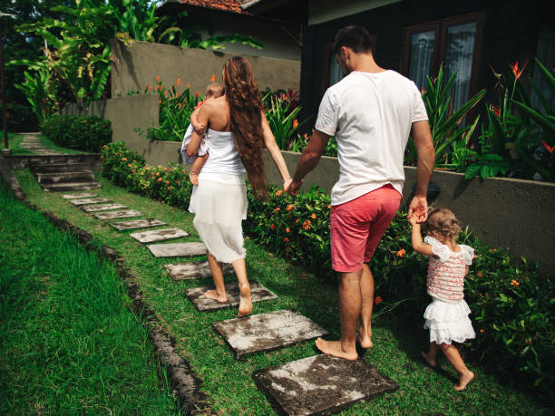 famille marchant aux rizières sur bali. mère, père et enfants ont des vacances en asie tropicale. - 3503 photos et images de collection