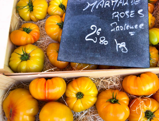 provence, france: tomates d'héritage jaune sunlâtre au marché - heirloom tomato food tomato crate photos et images de collection