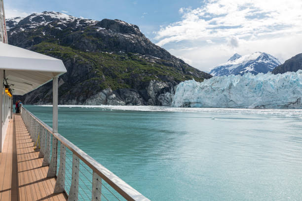 un barco frente al glaciar margerie, un glaciar de agua de marea de 34 km de largo en glacier bay - glacier bay national park fotografías e imágenes de stock