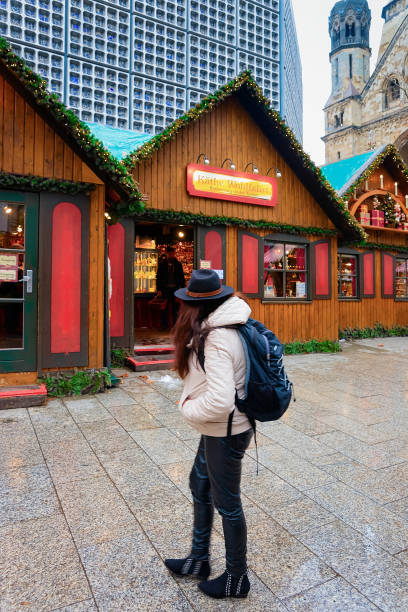 dame trägt hutrucksack auf weihnachtsmarkt in deutschland - berlin germany germany urban scene shopping bag stock-fotos und bilder