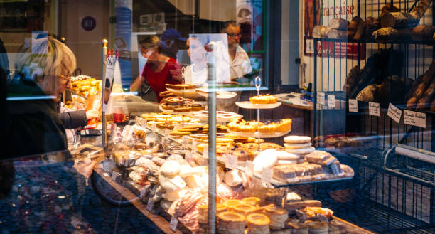 clients achetant des aliments de boulangerie dans français la pâtisserie - gastronomie lyonnaise photos et images de collection