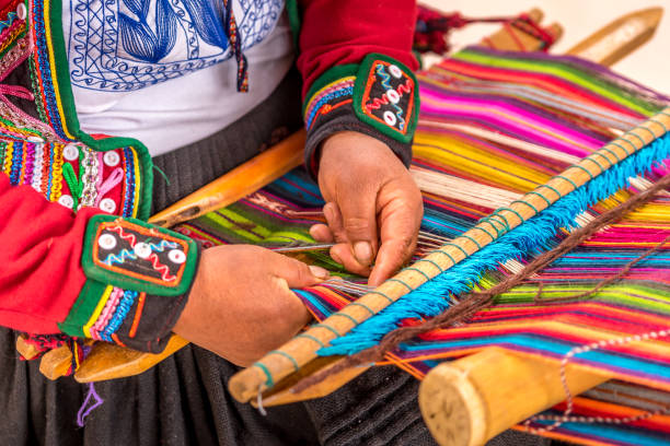 peruwiańska kobieta pracująca nad tradycyjną produkcją wełny ręcznie robionej - calca zdjęcia i obrazy z banku zdjęć