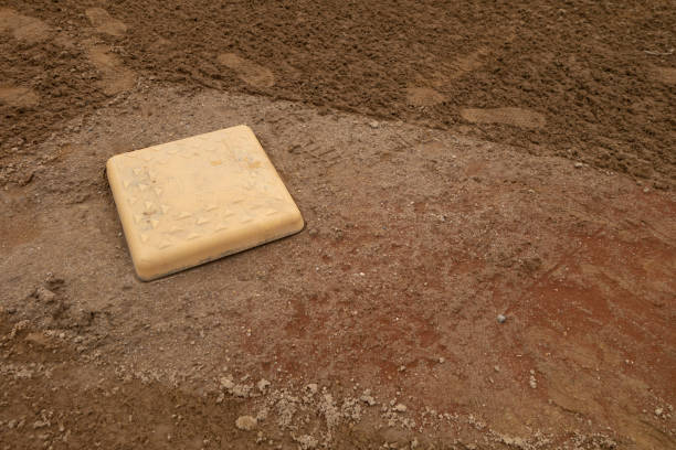 白いホームプレート野球砂の土のフィールド - baseball dirt softball baseball diamond ストックフォトと画像