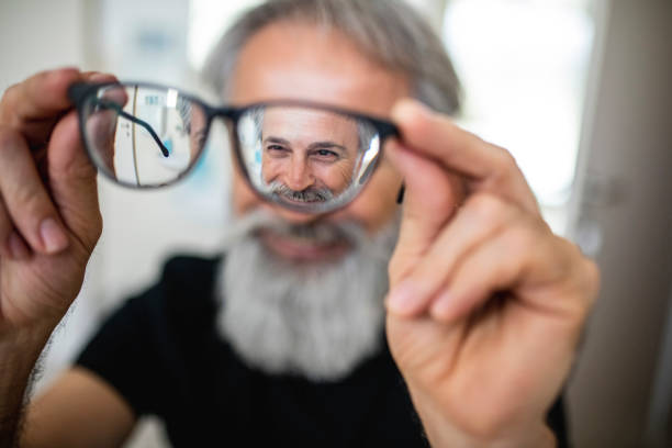 hombre maduro probando nuevas gafas - eye exam eyesight doctor healthcare and medicine fotografías e imágenes de stock