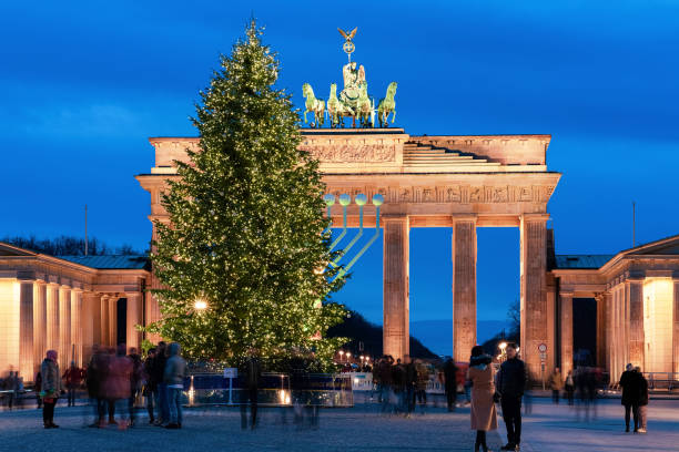 people christmas tree brandenburg gate parizer platz street night berlin - winter city germany brandenburg imagens e fotografias de stock