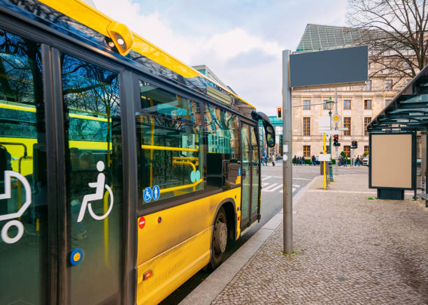 autobús amarillo con puerta de entrada para personas con discapacidad berlín - trolley bus fotografías e imágenes de stock