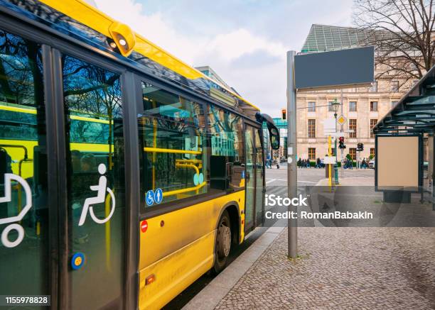 Autobús Amarillo Con Puerta De Entrada Para Personas Con Discapacidad Berlín Foto de stock y más banco de imágenes de Autobús