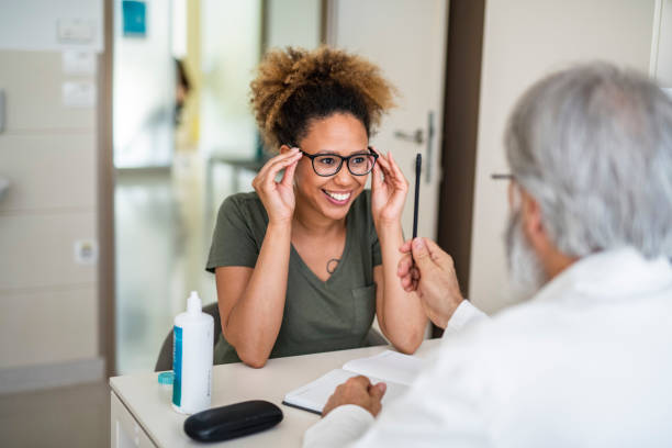 verticale d'un docteur mûr parlant à son client au sujet de la vue - eyewear eyesight new personal accessory photos et images de collection